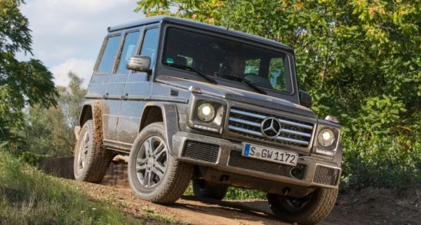 Подобно на Jeep Willys в САЩ и Toyota Land Cruiser в Япония - G-класата е замислена като военно превозно средство. У нас е наричан „Гега“ и е каран често от лоши момчета, но няма значение.
Първият модел от 1979 г. има тясна каросерия и заключващите се диференциали. Като такъв, той става по-популярен като професионално превозно средство, въпреки че цивилните модели не са рядкост.

И все пак чудото W463, пуснат на пазара през 1989 г., доближав G-Wagen до широката аудитория, представяйки по-луксозна кабина с кожа и дърво, което го изравнява с други автомобили на Mercedes-Benz от епохата. G-Class не губи своя твърд имидж и офроуд сила, но много клиенти никога не слизат от шосето. Просто пазаруват G-Class заради нейния як имидж.

Поколението W463 се продава с няколко промени до 2018 г., когато Mercedes-Benz най-накрая представи чисто новия модел W463 от втора генерация. Тя е базирана на изцяло нова платформа, която донесе много по-усъвършенствано возене и дори по-добри офроуд способности. Въпреки това, моделът се е отдалечил от своето просто начало. Освен това има AMG G 63 twin-turbo V8 модел с 585 к.с., който може би не е чист офроудър. По дяволите! На път е дори изцяло електрически EQG!